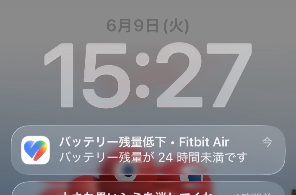 iPhoneにGoogle HealthからAirのバッテリー低下の通知が表示されている状態