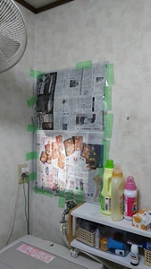 新聞紙で窓を覆う