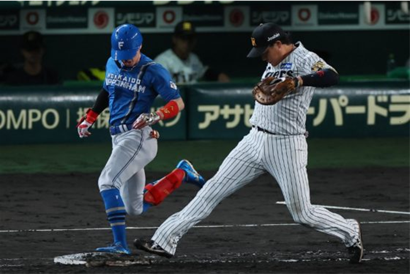 日ハム五十嵐のベース到達がわずかに先