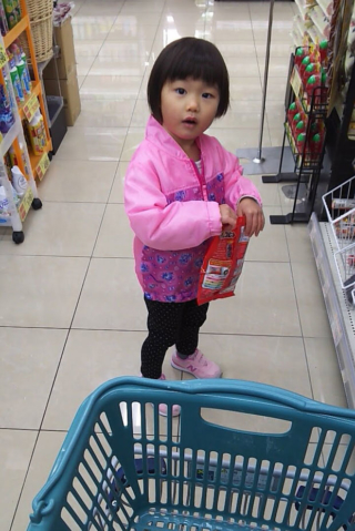 スーパーでお菓子を選ぶゆいな