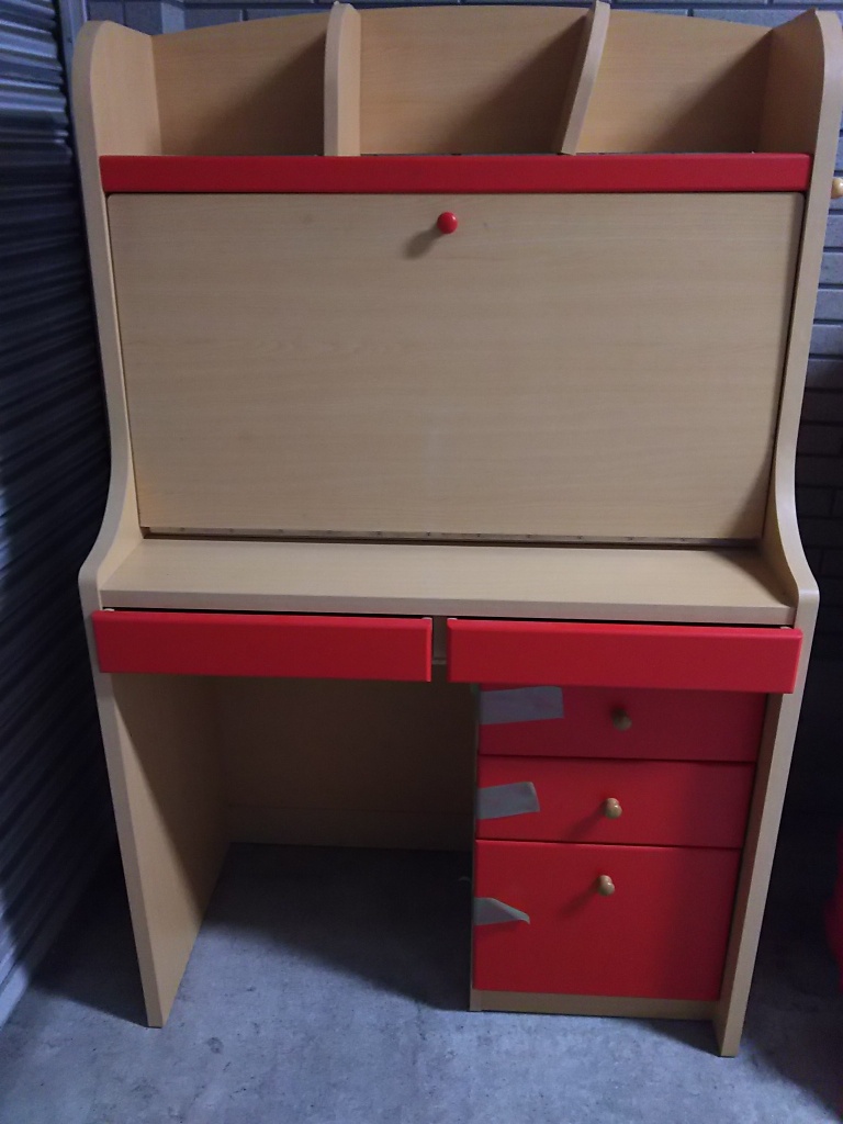不用品のライティングデスク