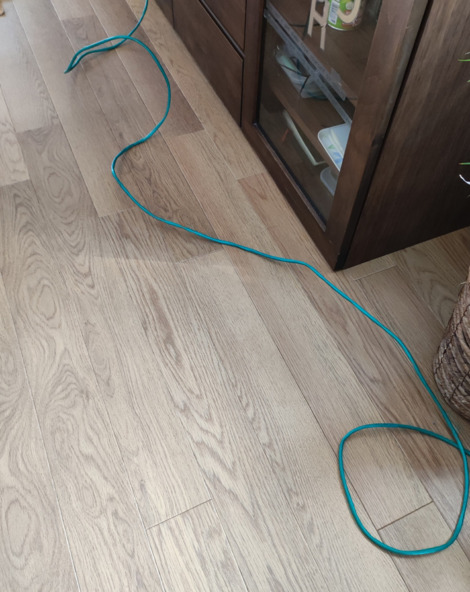 ケーブルが部屋の中を這う