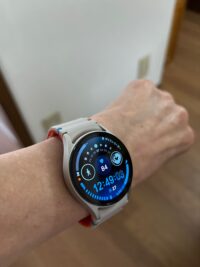 GALAXY Watch 7を手首にはめたところ