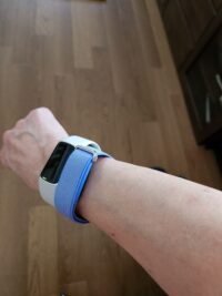 右手首にCharge6とAirの二台を装着した画像